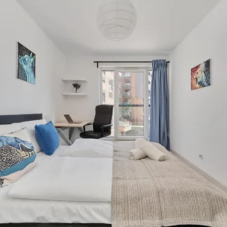 Spacious Dmowskiego By The River With Parking & Balcony By Renters Apartment