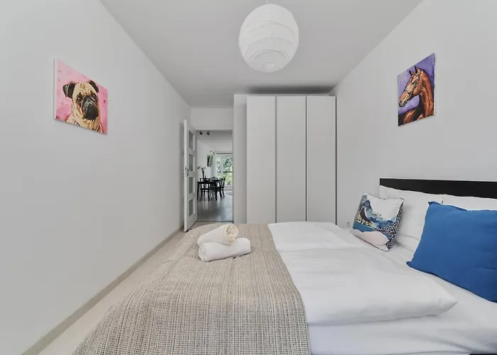 Spacious Dmowskiego By The River With Parking & Balcony By Renters Breslau