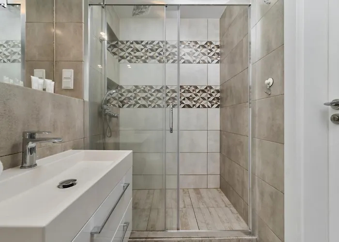 Spacious Dmowskiego By The River With Parking & Balcony By Renters Apartment Breslau